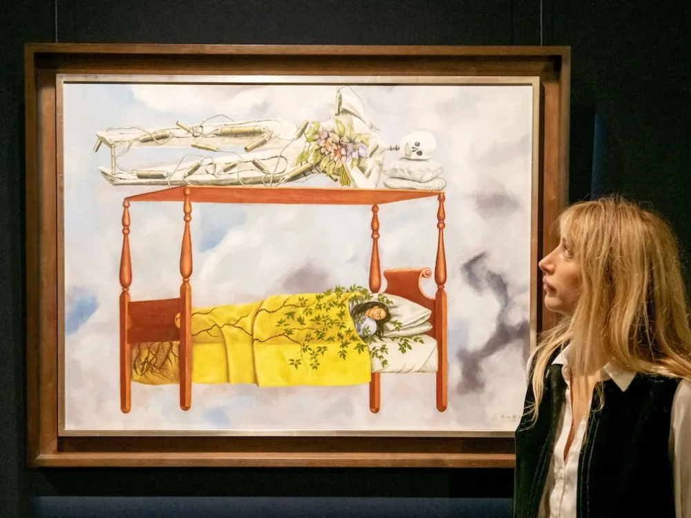 フリーダ・カーロ《El sueño (La cama)》（1940） Photo: Getty Images for Sotheby's