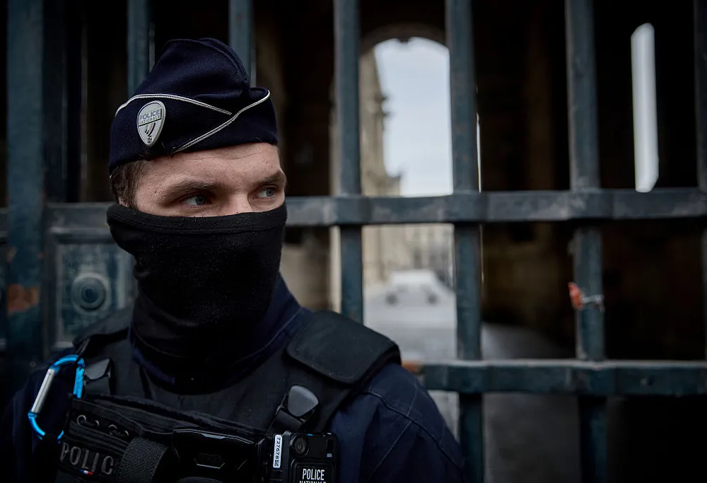 ルーブル美術館を警備する警察官。Photo: Kiran Ridley/Getty Images