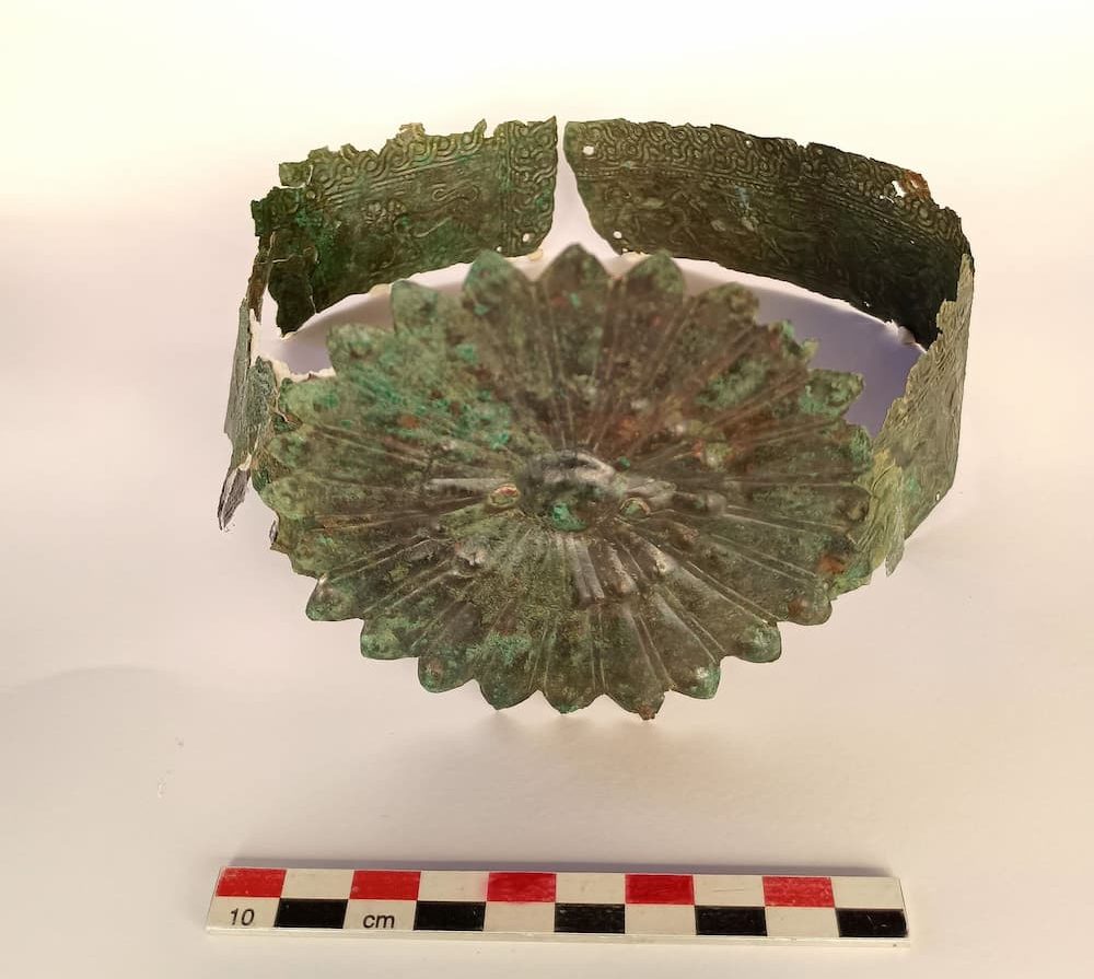 「逆さ冠の貴婦人」が眠る古代墓が出土──ポリス発展期の「社会秩序の崩壊」を物語る新発見