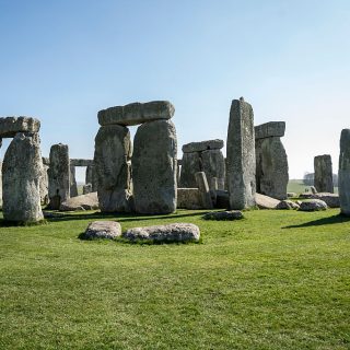 ストーンヘンジの「巨大穴群」は、地下世界への入り口だった？ 最新