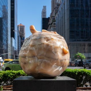 2025年にニューヨークのパーク・アベニューで展示されたアルマ・アレンの作品。Photo Charlie Rubin