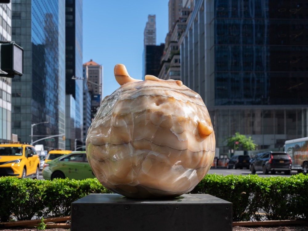 2025年にニューヨークのパーク・アベニューで展示されたアルマ・アレンの作品。Photo Charlie Rubin