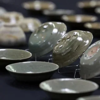 約900年前の「無傷の朝鮮青磁」87点が海底から出現！ 韓国沖の「特殊な