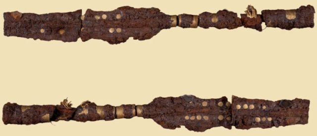 古い銅製の尖ったオブジェ ディスプレイ 2800年前の黄金に輝く鉄槍が2本も出土！ デンマーク最古の鉄器が語る