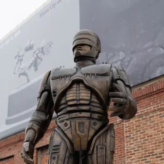 デトロイトに現れたロボコップの像。Photo: William Hughes
