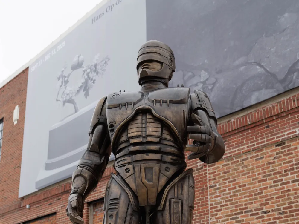 ロボコップ像がデトロイトに出現！ 市長の反対から15年の紆余曲折を経てついにお披露目