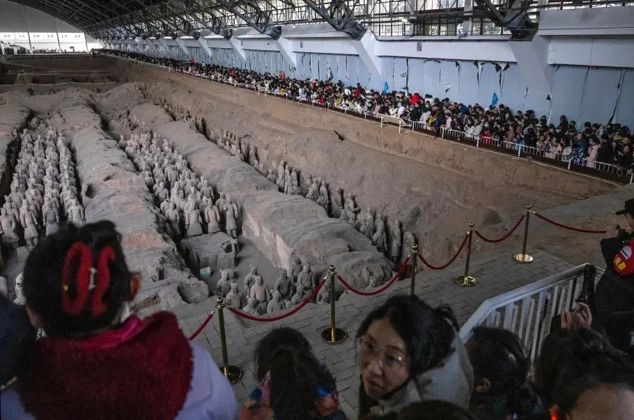 中国陝西省西安市の兵馬俑坑を見学する観光客（2025年撮影）。Photo: Kevin Frayer/Getty Images