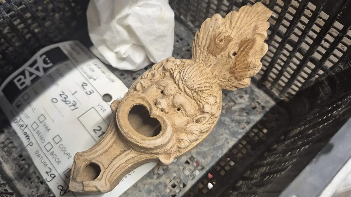 オランダの古代ローマの墓地から見つかった1900年前のオイルランプ。Photo: Courtesy BAAC / RAAP