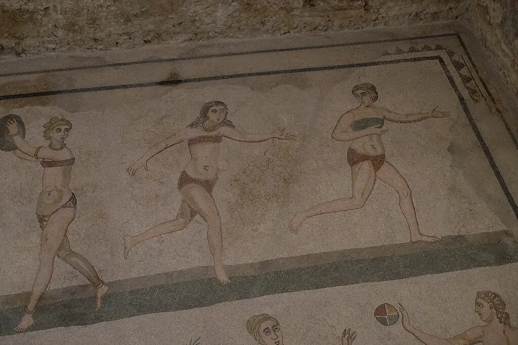 同遺跡から見つかった、「ビキニを着た女性たち」のモザイク画。Photo: Wikimedia Commons