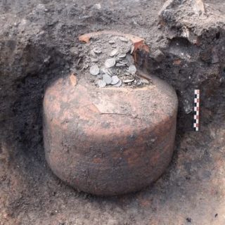 古代の貯金箱」が1700年前の集落跡から出土！ 中には大量のコイン