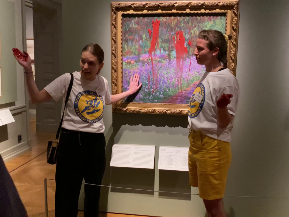 モネ《ジヴェルニーの画家の庭》（1900）に赤いペンキを塗った2人の活動家。Photo: Courtesy of Atersall Vatmarker