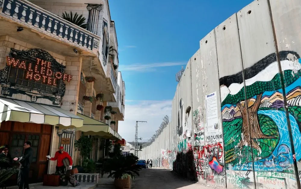 バンクシーが手がけた「世界最悪の眺め」ホテルが2年ぶりに再開。占領