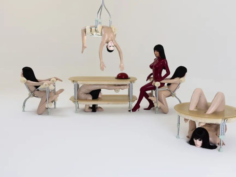 カニエ・ウェスト妻が不穏なパフォーマンス作品を発表。女性の身体が拘束された不気味な家具も登場