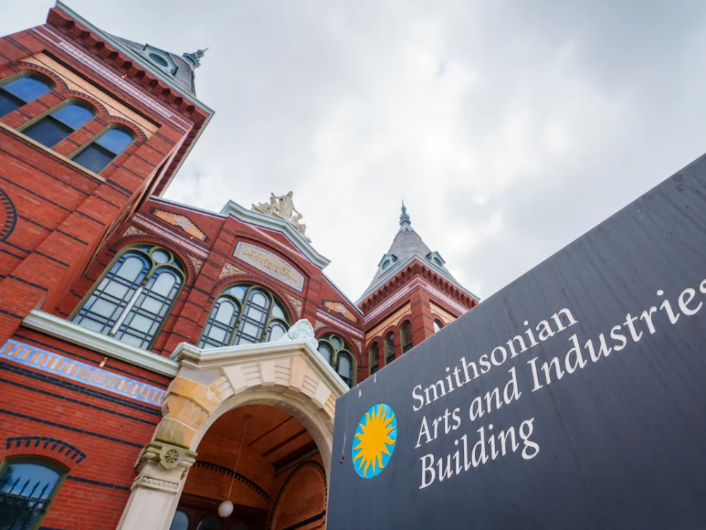 スミソニアン協会が運営する文化施設の一つ、スミソニアン芸術産業館の外観。Photo: J. David Ake/Getty Images