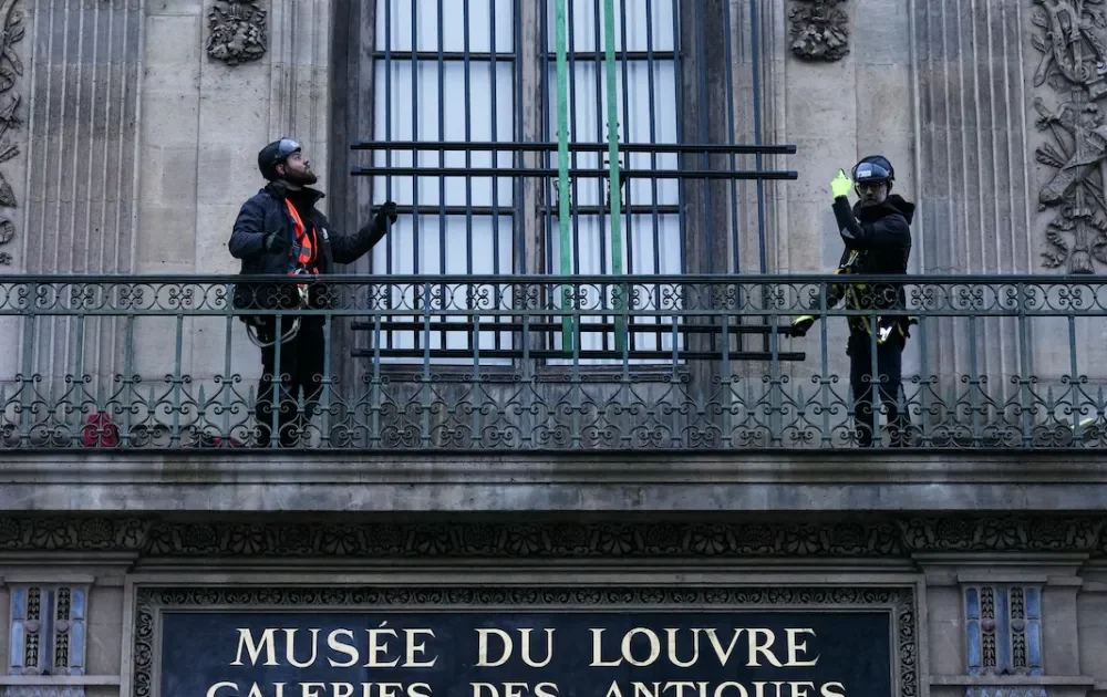 ルーブル美術館1オンス純銀3枚　BOX劣化あり ルーブル美術館、「約束通り」侵入経路の窓に格子を設置。窃盗事件を