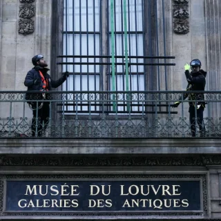 ルーブル美術館「ガレリー・アポロン」の窓に新しく設置された格子。Photo: Dimitar Dilkoff/AFP via Getty Images