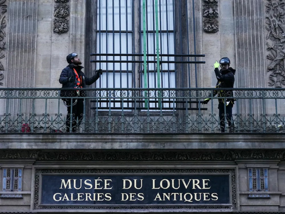 ルーブル美術館「ガレリー・アポロン」の窓に新しく設置された格子。Photo: Dimitar Dilkoff/AFP via Getty Images
