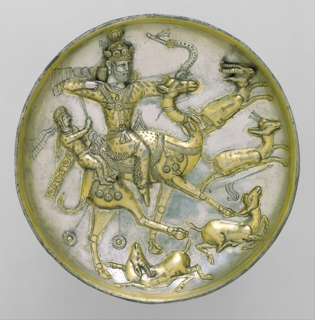 バハラーム5世とアーザーデの物語の狩猟の場面が描かれた狩猟文皿（5世紀頃）。Photo: Metropolitan Museum of Art