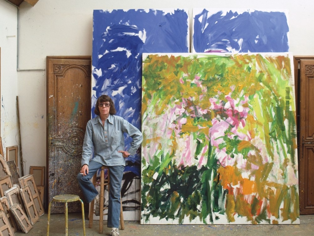 1983年にフランス・ヴェトゥイユのアトリエで撮影されたジョアン・ミッチェル。Photo: Robert Freson, Joan Mitchell Foundation Archives, ©Joan Mitchell Foundation