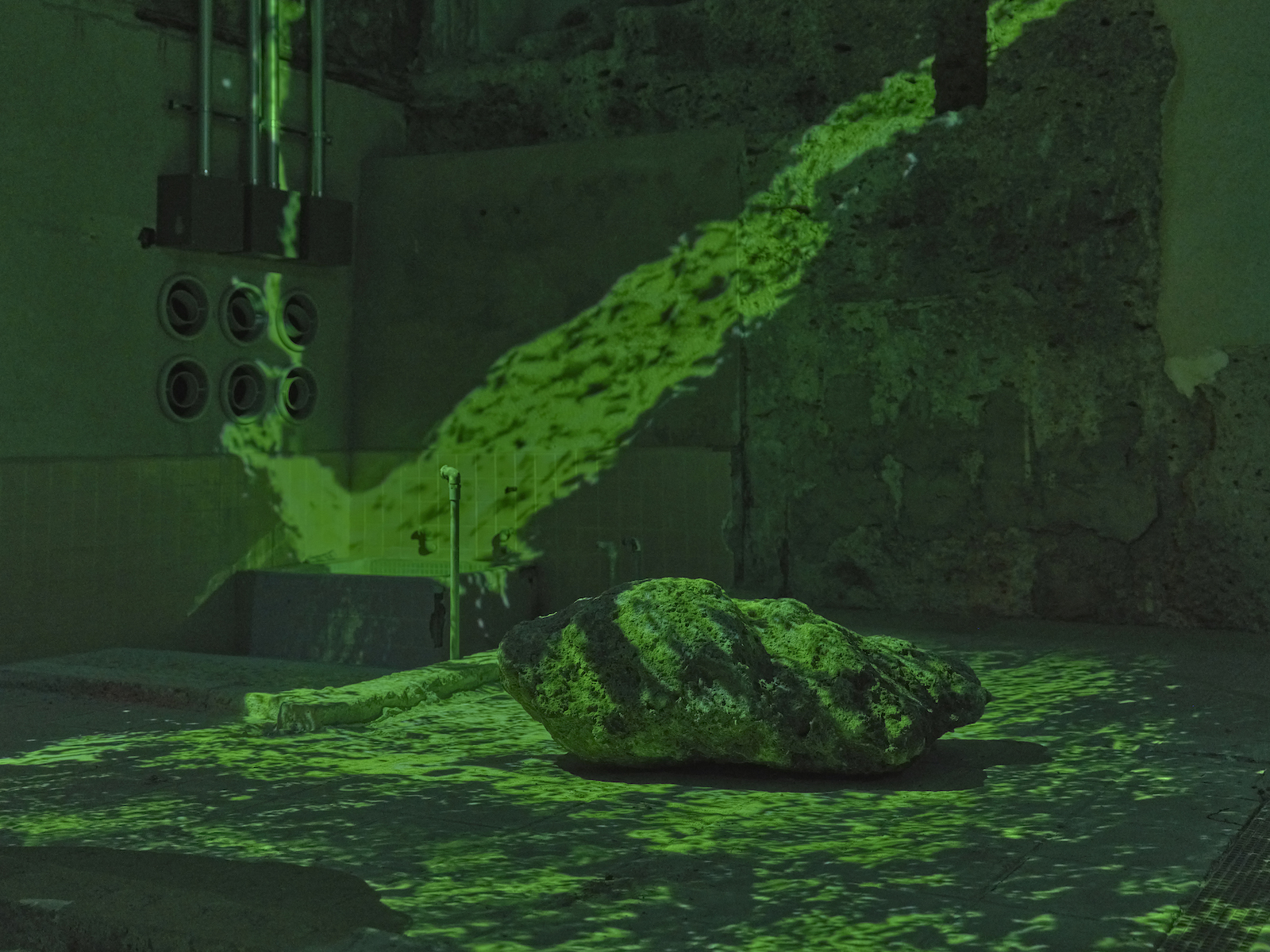 YOSHIROTTON《大谷石景》の展示風景。Photo: Courtesy Oya Grand Center