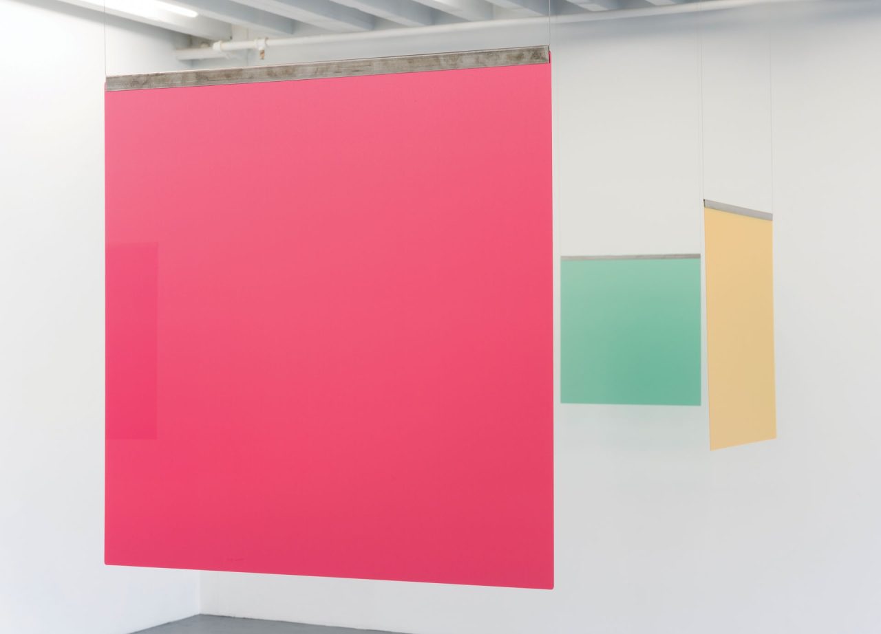 2023年にニューヨークのミゲル・アブレウ・ギャラリーで開かれたリズ・デシーンズの展覧会「Gravity’s Pull」の様子。