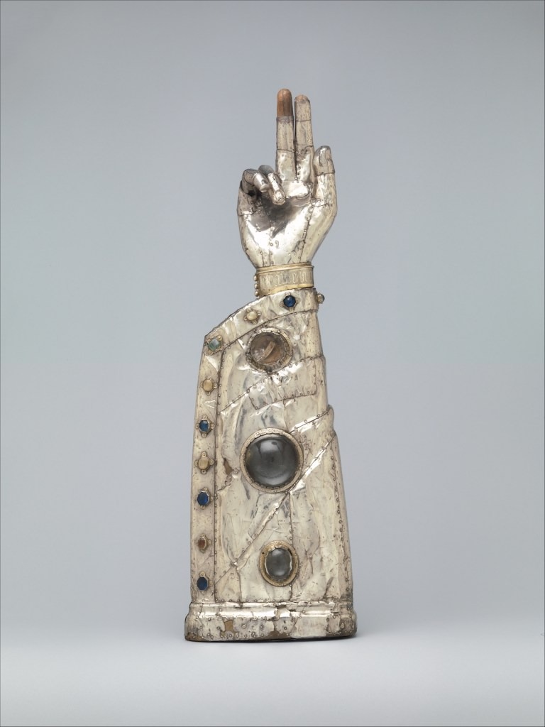 腕型の聖遺物箱（13世紀）。Photo: Metropolitan Museum of Art
