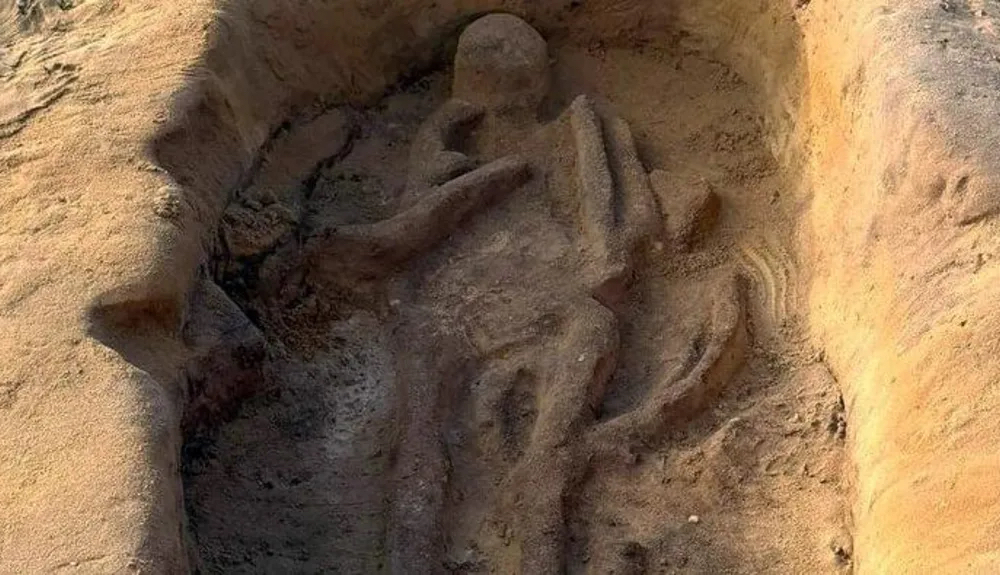 「一世代に一度」の考古学プロジェクトで、国家的に重要な王侯級エリートの墳丘墓が出土