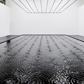 ベル=シミオン・ファイナルが手がけた《Rose of Nothingness》の黒い水のプール（写真は過去のバージョン）。Photo: Mark Niedermann