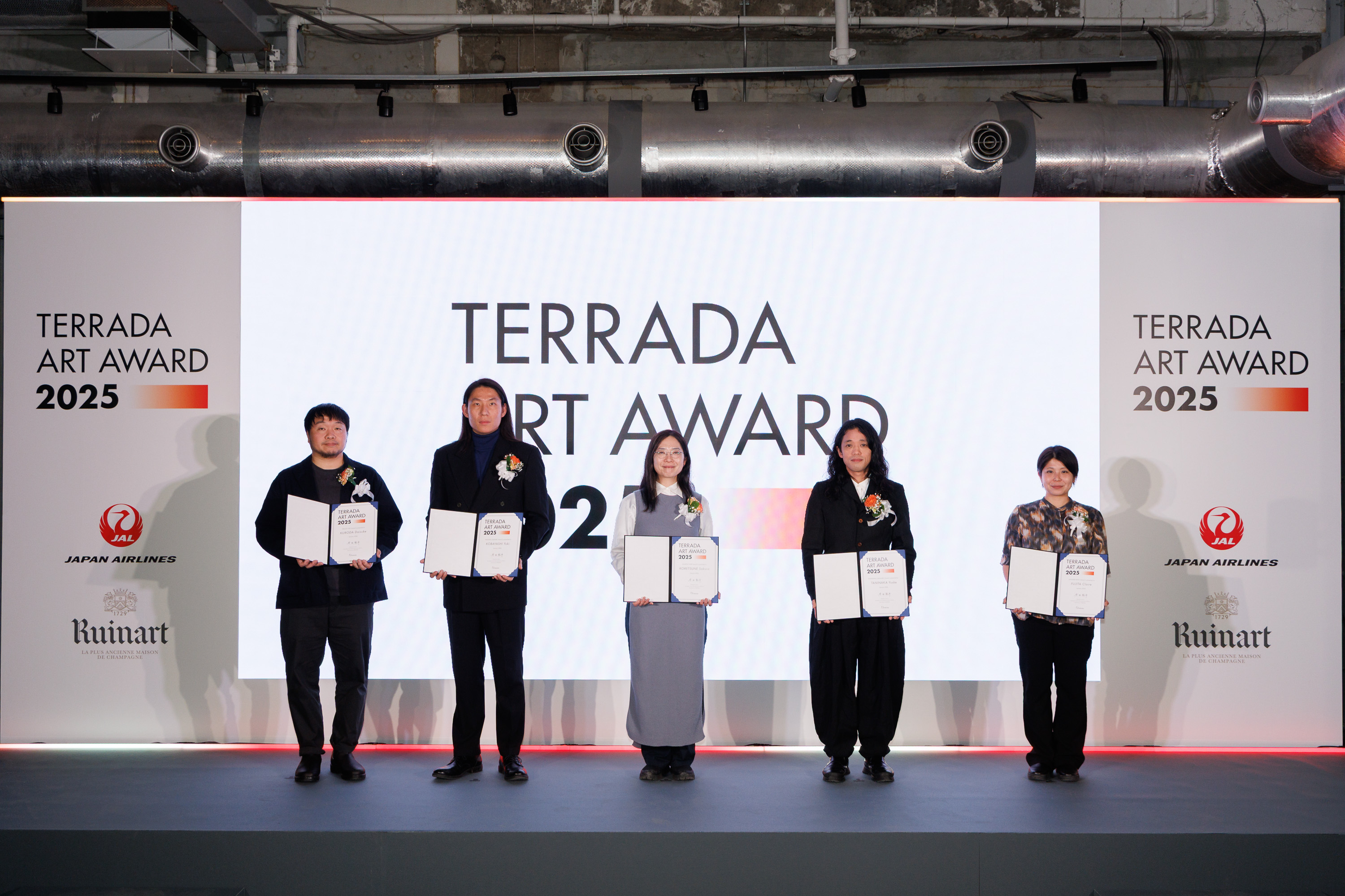 TERRADA ART AWARD 2025の受賞者たち。左から黒田大スケ、小林勇輝、是恒さくら、谷中佑輔、藤田クレア。Photo: Takanori Tsukiji