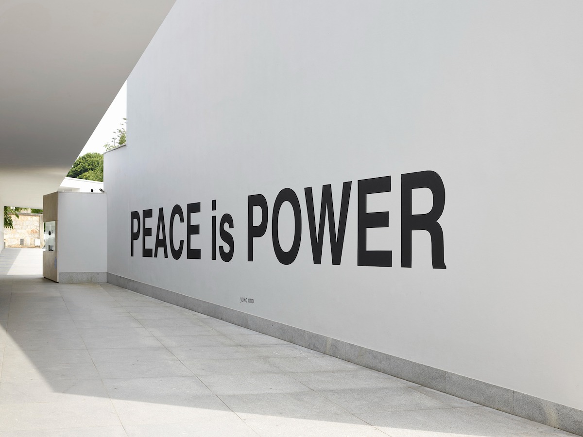 オノ・ヨーコ《PEACE is POWER》(2017) Photo: Filipe Braga