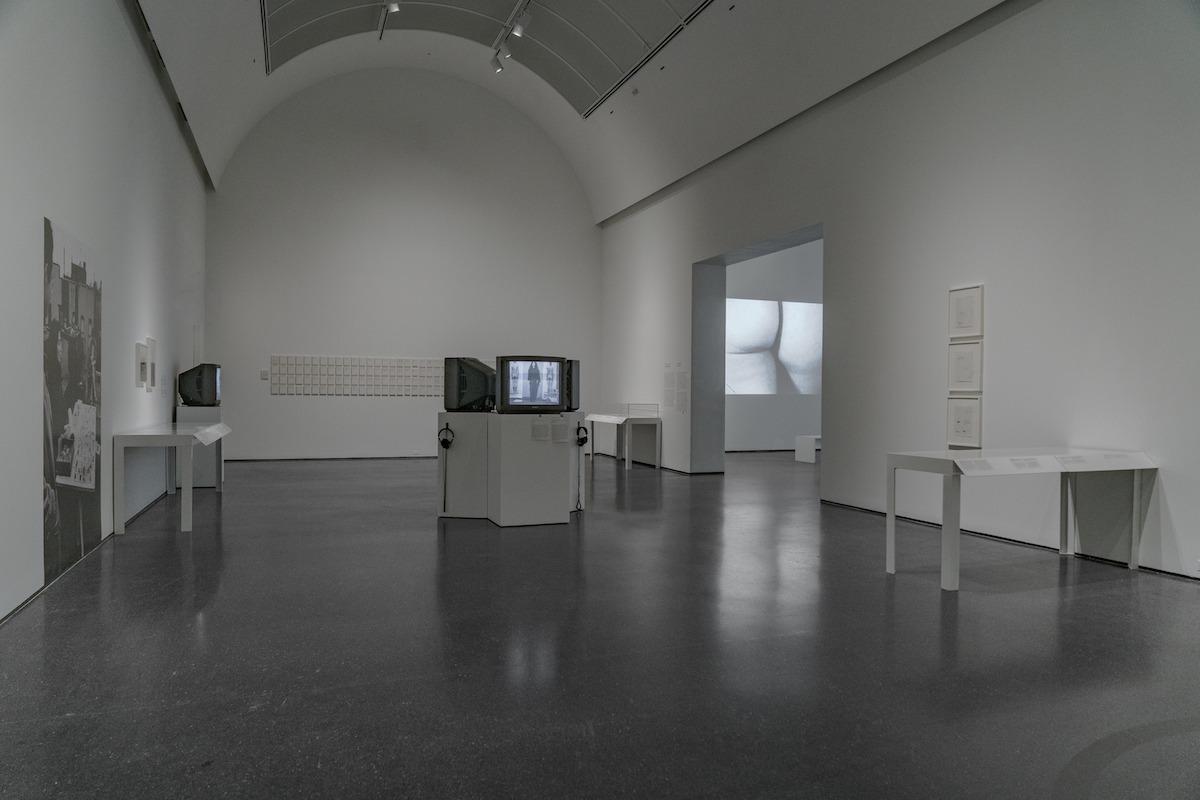 シカゴ現代美術館のオノ・ヨーコ回顧展に展示された200点の多くはワードスコアと記録資料だ。Photo: Bob