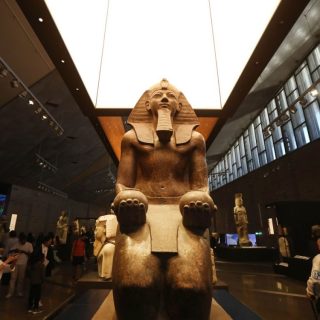 度重なる延期を経て一般公開された大エジプト博物館を見学する来館者たち（2025年12月撮影）。Photo: Ahmed Gomaa/Xinhua via Getty Images