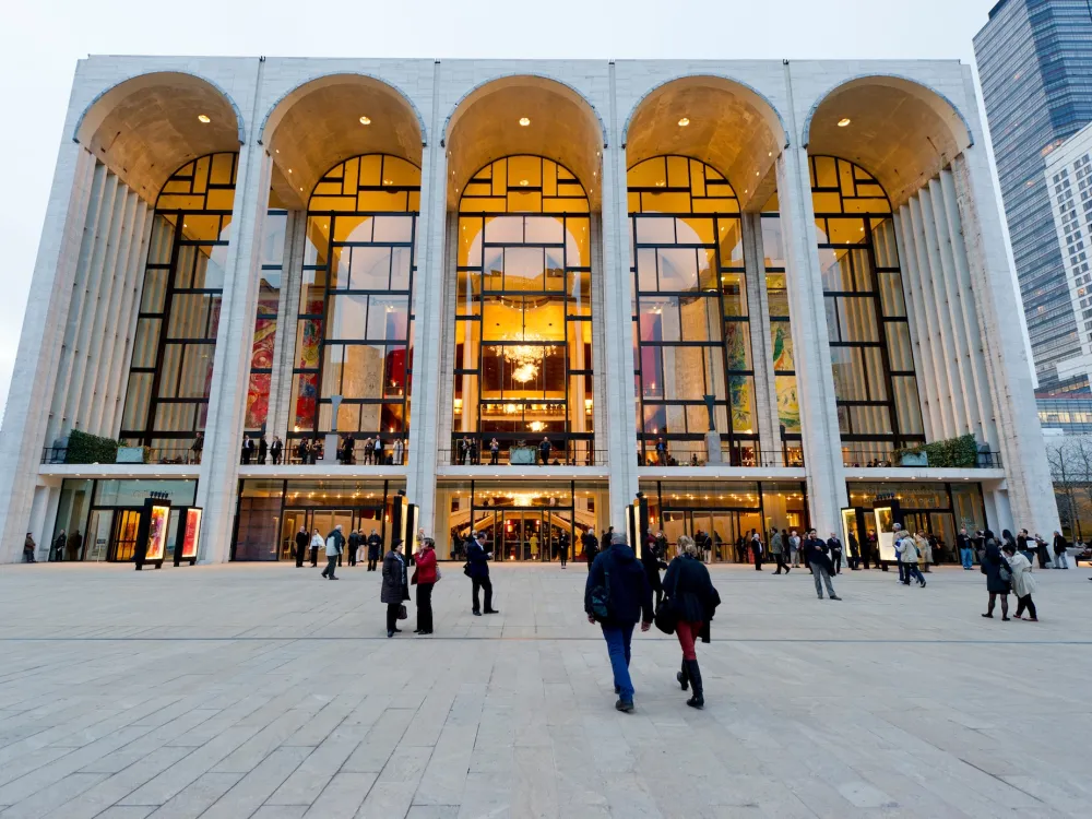 メトロポリタン歌劇場の外。Photo: Jonathan Tichler/Metropolitan Opera