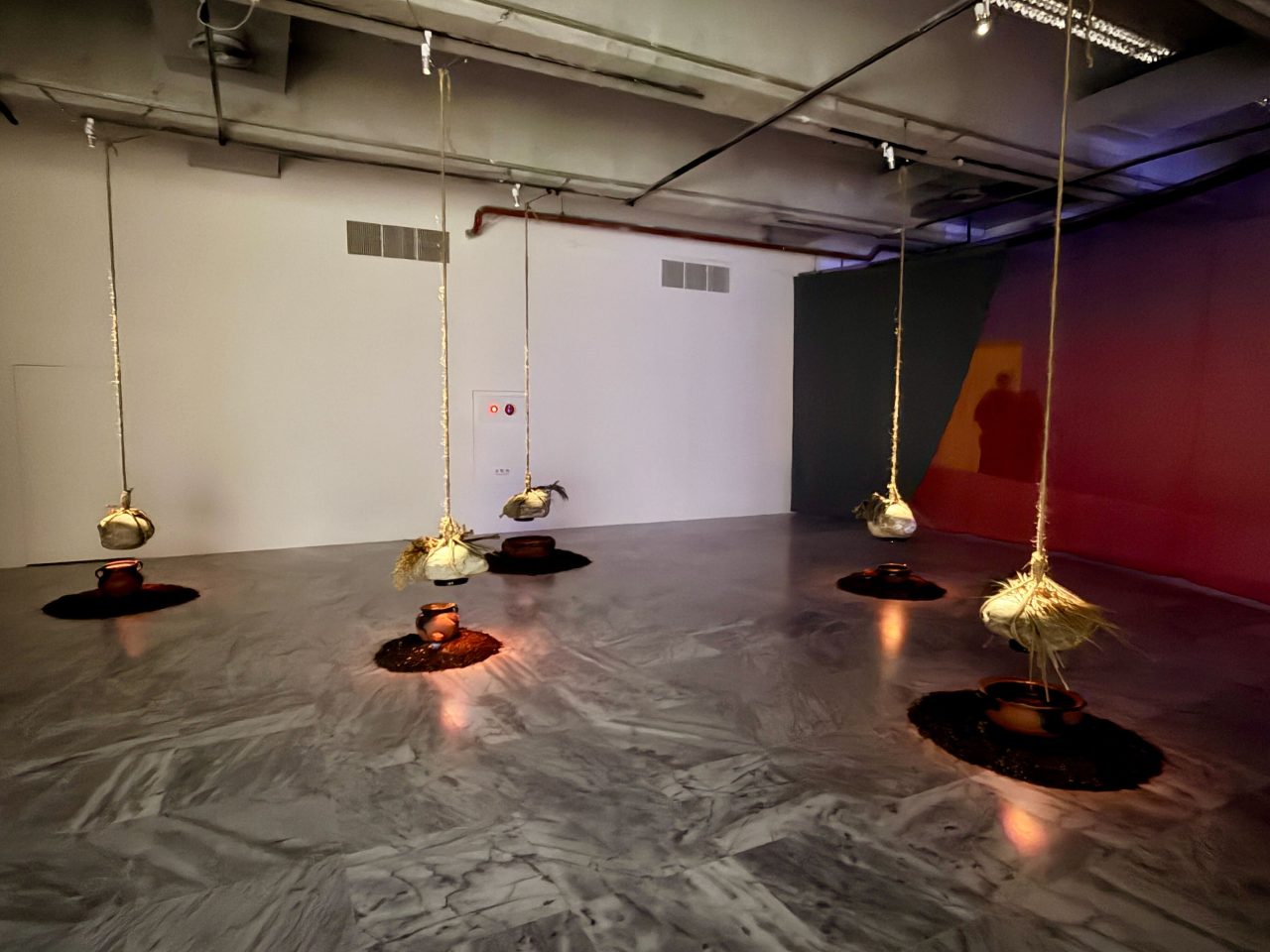 エドガー・カレル《K'obomanik (Gratitude for everything that lights up and turns off before our eyes)》(2025) Photo: Asuka Kawanabe