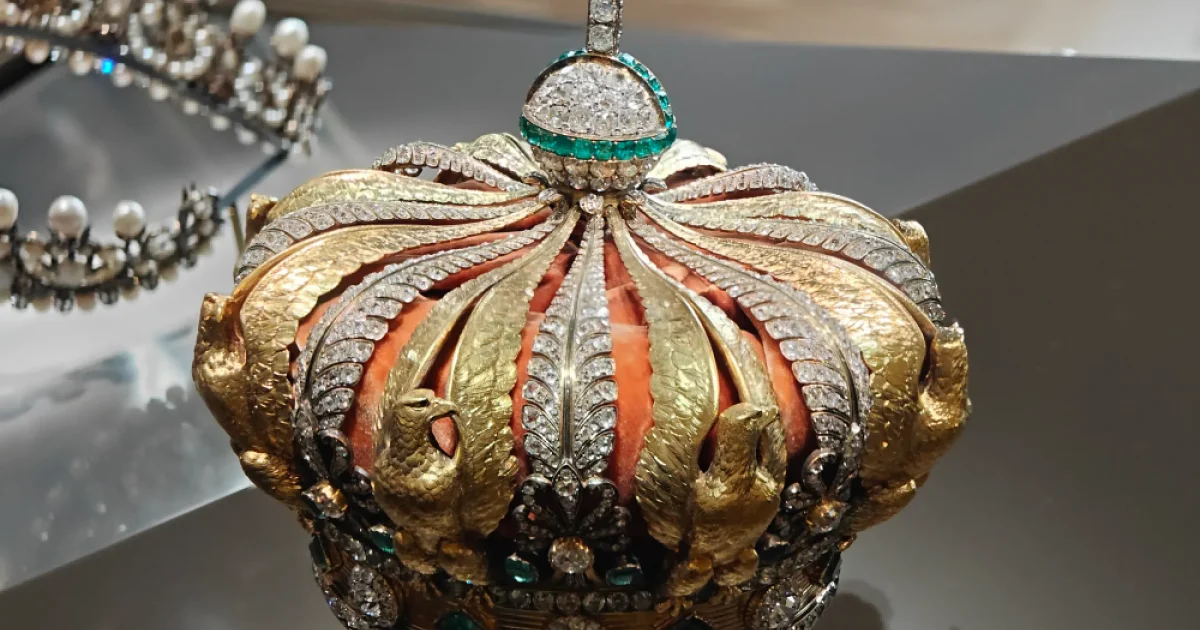 大判銅版画『オルレアン公モンシニョール殿下王宮』、ルーブル美術館エンボスマーク入 ルーブル窃盗事件で破損したウジェニー皇后の王冠は「完全修復可能