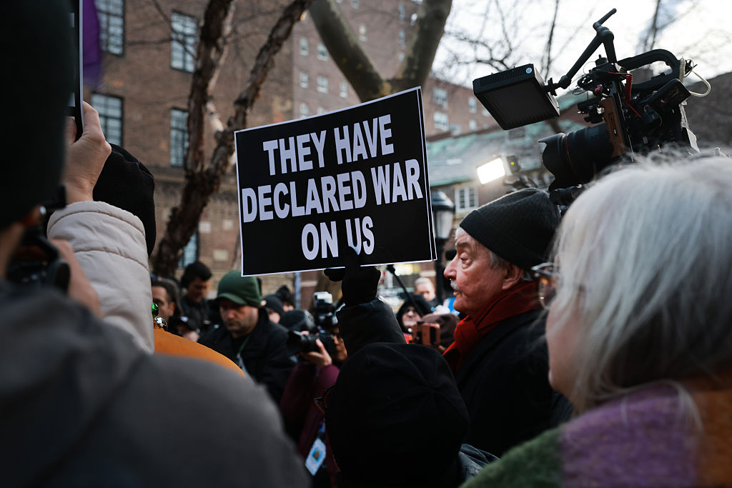 トランプ政権、ストーンウォール記念碑からプライド旗を撤去。地元NYで強い反発