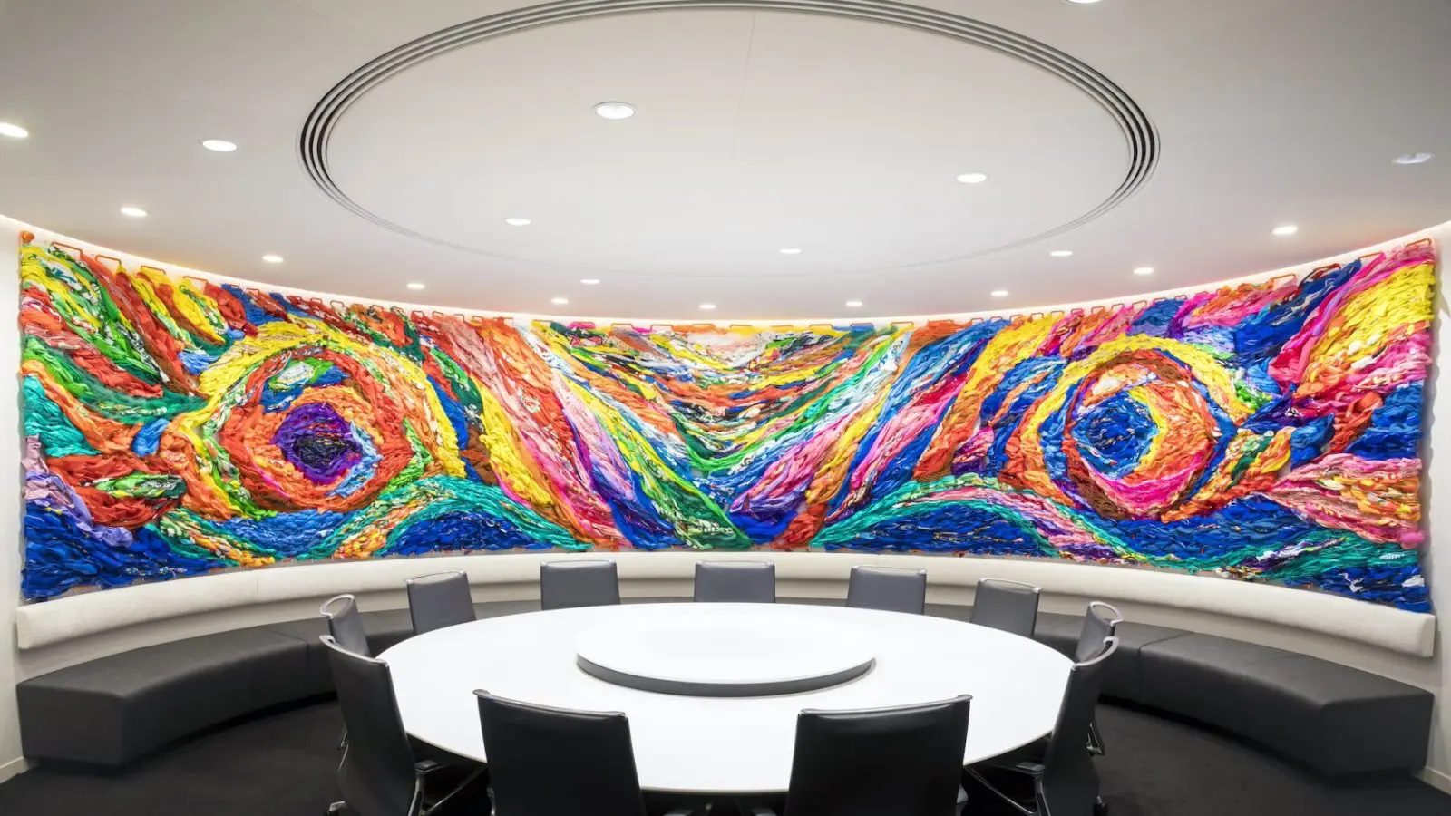 鬼原美希《福来旗（フライキ）》（2025年） 大漁旗、漁網、イカ釣り漁具、ウキ、ウキ用ロープ、ボンデン旗、カゴ型漁具、養殖網、海産物保管用ネット、テント、浮き輪、店頭用のぼり旗、米袋、園芸ネット、傘、雨ガッパ、ショッピングバッグ、Tシャツ、レジャーシート、ビニールシート、非粘着テープ、ポリエチレンロープ／w10000×h1700 (mm)