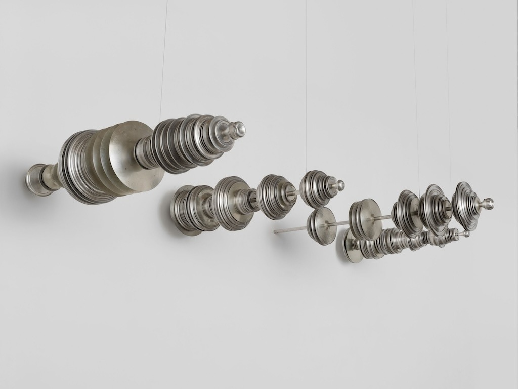 ポーラ・クーパー・ギャラリーのブースに展示されたテリー・アドキンスの2014年の作品《Aviarium (Dicksissel)》(© 2026 The Estate of Terry Adkins / Artists Rights Society (ARS), New York. Courtesy Paula Cooper Gallery, New York)。Photo: Steven Probert, Courtesy Paula Cooper Gallery, New York. Photo: Steven Probert