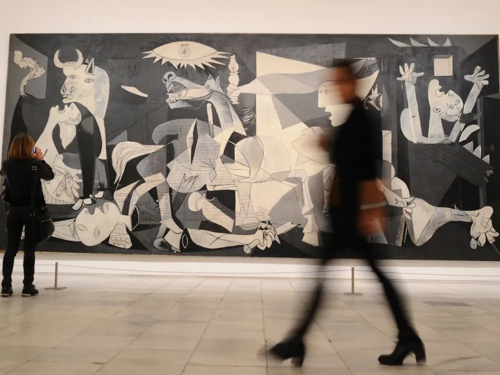 ソフィア王妃芸術センターでイスラエル国旗を掲げた女性3人に退館要請。欧州ユダヤ人会議は「文化機関内における差別」と批判