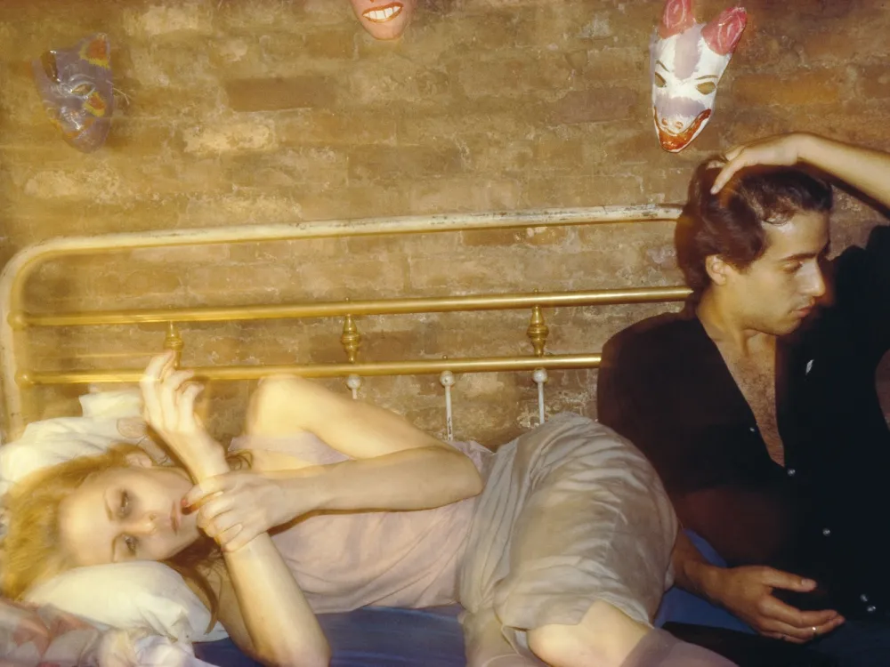 ナン・ゴールディン《Greer and Robert on the bed, New York City》(1982) Photo: Artwork copyright © Nan Goldin. Digital image courtesy the artist and Gagosian.