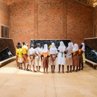 カーネギー・インターナショナルエリック・ギャンフィ（Eric Gyamfi）。写真は《Trade winds and shadow objects; north by southeast》（2021）。Photo: Red Clay Studio, Tamale, Ghana