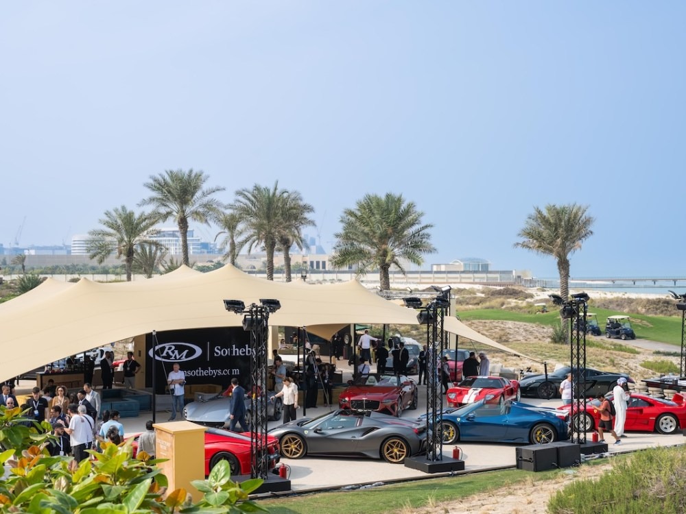 2月にアブダビで開催されたサザビーズ・コレクターズ・ウィークに出品された高級車の展示。Photo: Courtesy Sotheby's