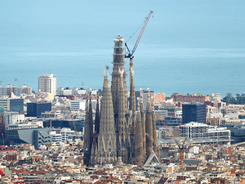 サグラダ・ファミリア大聖堂の主塔に十字架が設置される様子。2月20日に撮影。Photo: Urbanandsport/NurPhoto