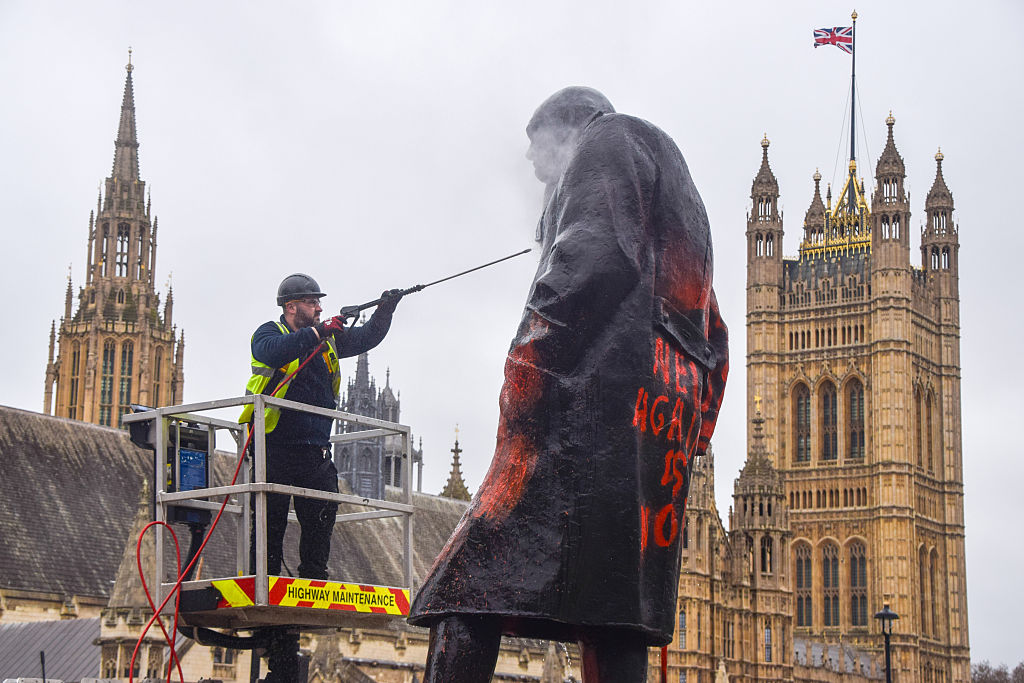 落書きされたチャーチル像を清掃する作業員。Photo: Vuk Valcic/SOPA Images/LightRocket via Getty Images