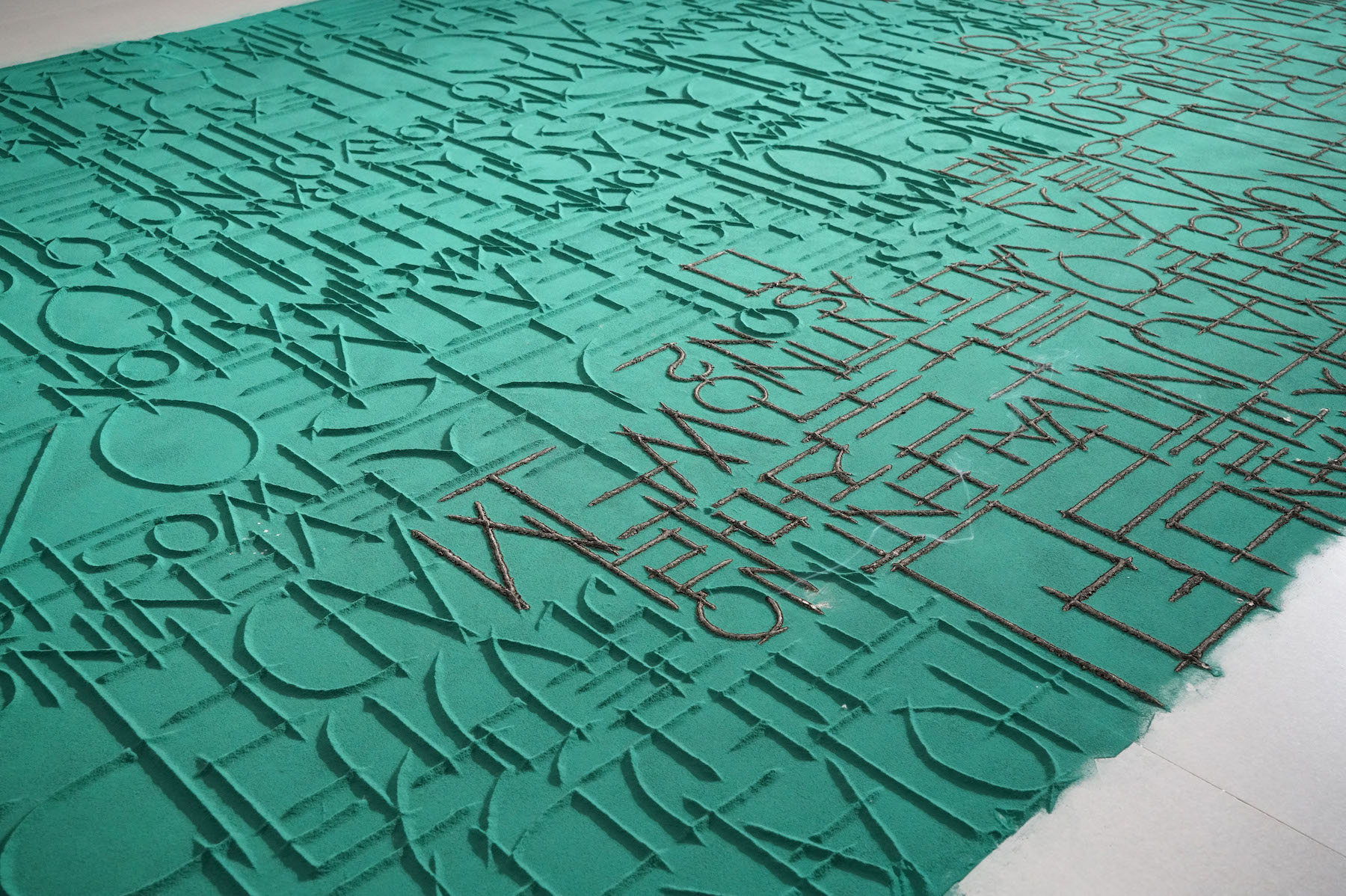 Inhwan Oh, Where He Meets in Seoul, 2020, powdered incense, 436×618 cm. Installation view of The Moment of Gieok, Seoul Arts Center/Seoul Calligraphy Art Museum, Seoul, 2019–2020. Courtesy of the artist