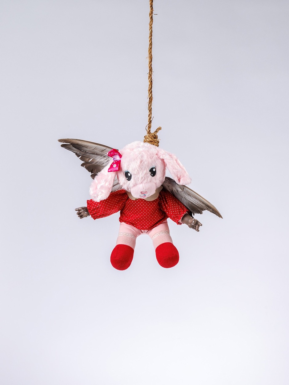 プレシャス・オコヨモン《You have got to sometimes become the medicine you want to take》（2025） ©Precious Okoyomon. Photo Markus Tretter. Courtesy the artist