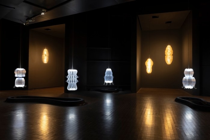 2024年にソウルのリウム美術館で開催された個展「Anicka Yi: There Exists Another Evolution, But In This One」の展示風景。Photo: Andrea Rossetti, courtesy Leeum Museum of Art. Artwork © 2026 Anicka Yi/Artists Rights Society (ARS), New York