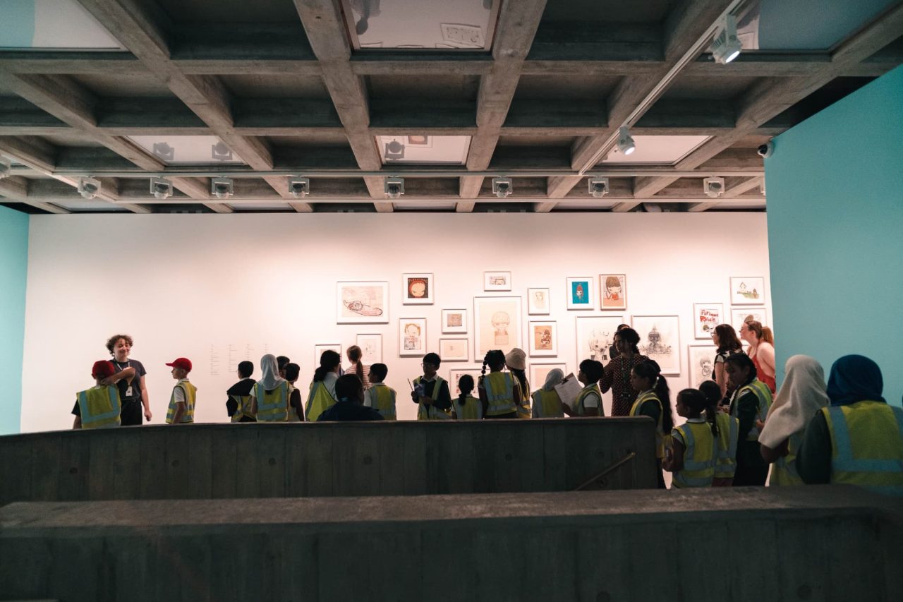 会場に入った子ども達は、鉛筆とワークシートを受け取ったあと、会場全体に散らばって思い思いに展覧会を見て回った。