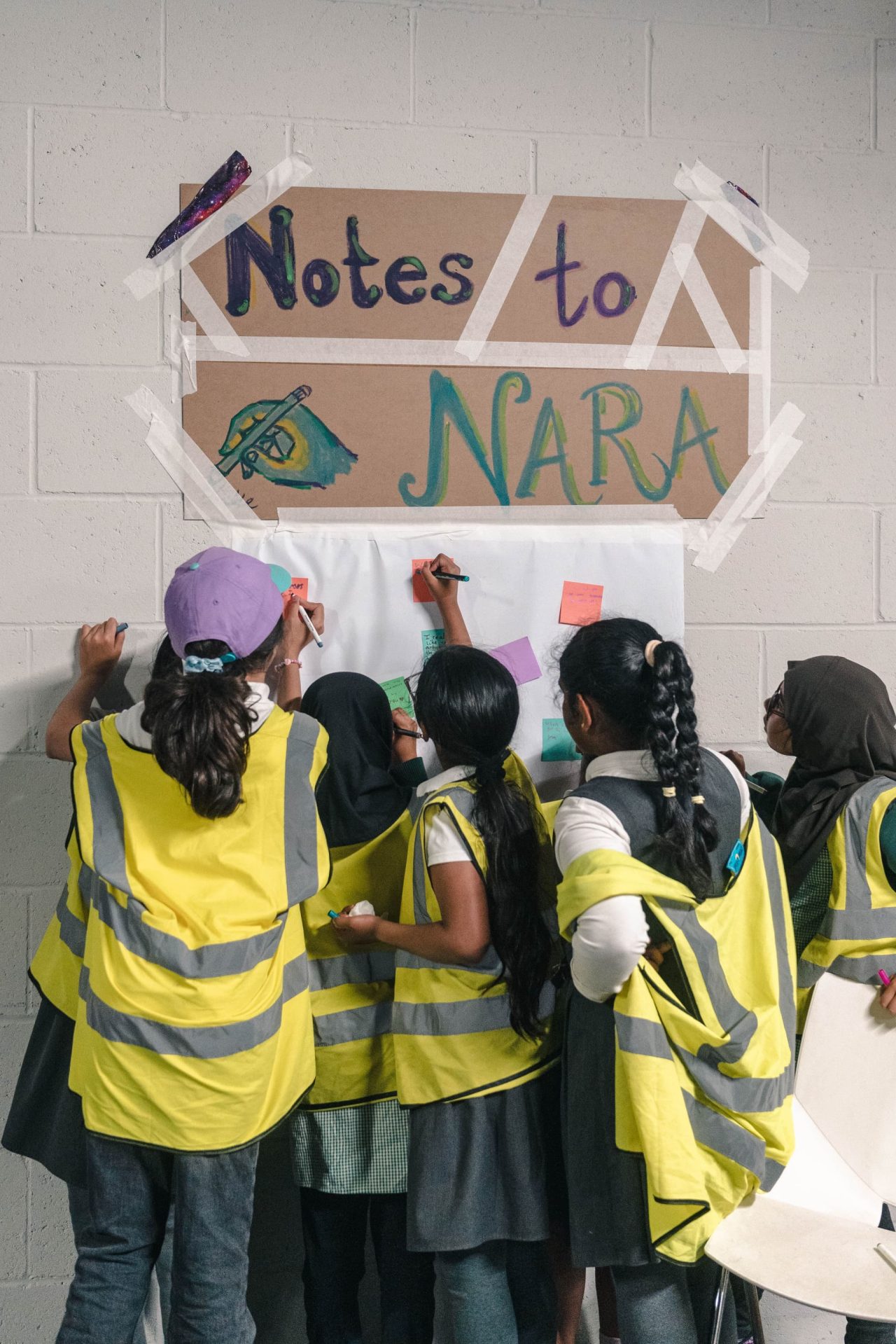 プログラムに参加する子どもたち。