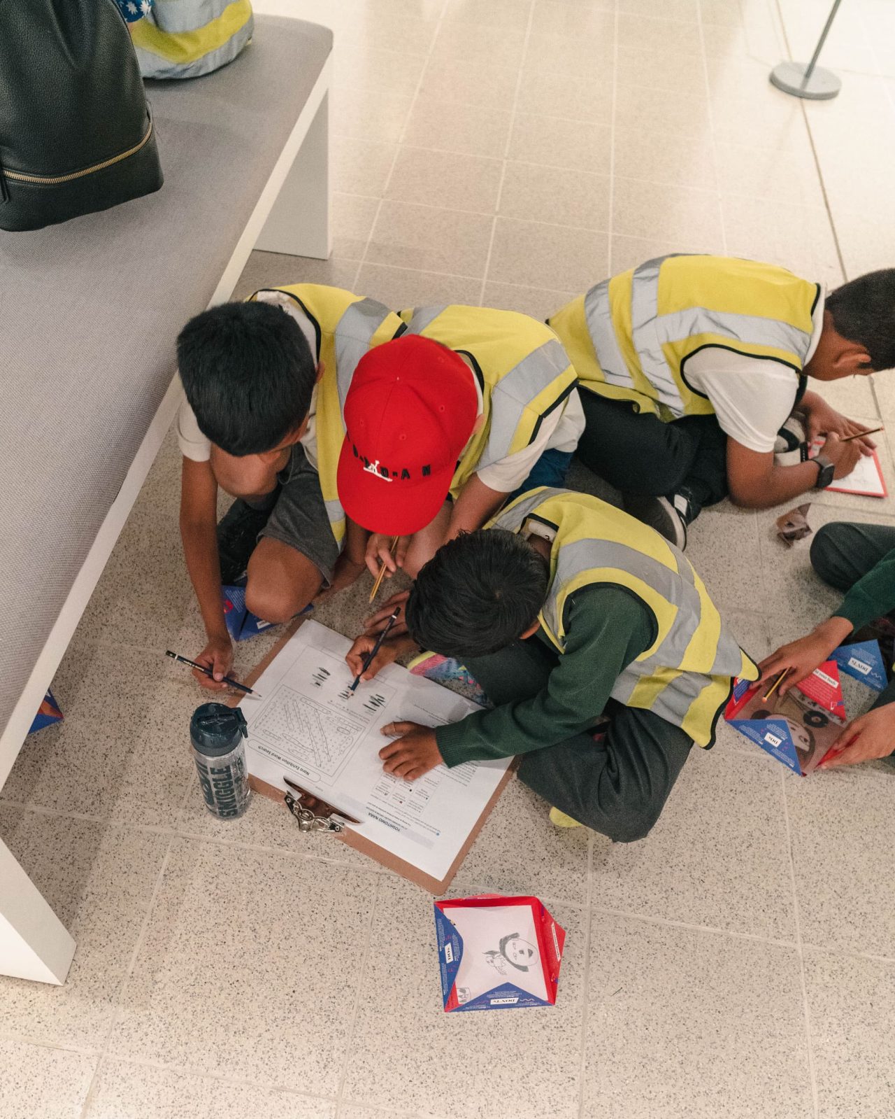 ワークシートには、「少し怒っている大きな目の人物」「楽器が描かれている絵」といった作品を見つけるなどの課題がある。鑑賞のキーワードのクロスワードパズルも。